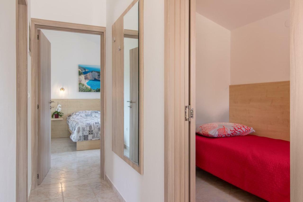 Apartment Taja Liznjan Bagian luar foto