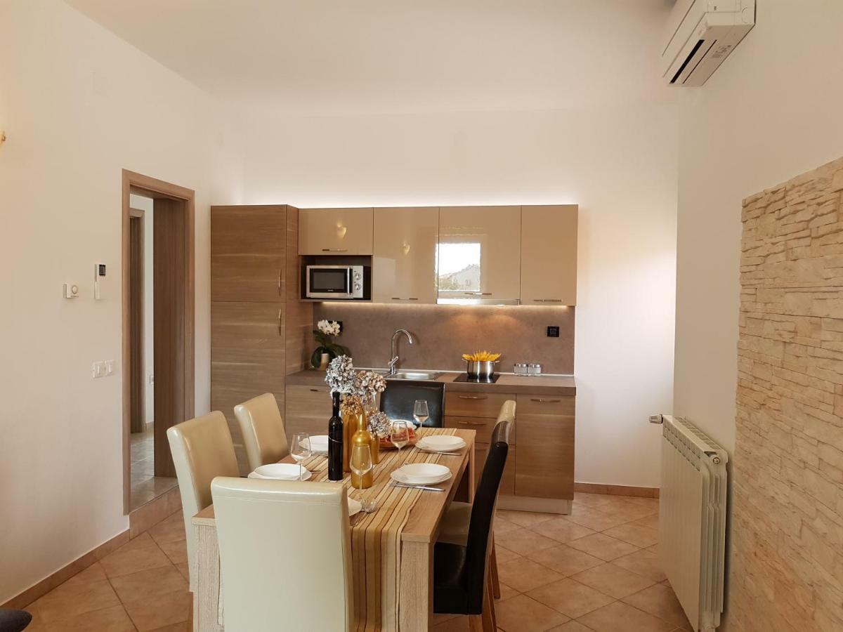 Apartment Taja Liznjan Bagian luar foto